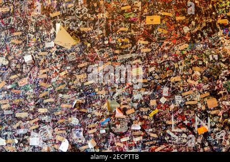 Notizen`s verschiedenen Sprachen an der Wand des Hauses von Juliet in Verona, Italien. Wand mit Anmerkungen für gute Wünsche in der Casa di Giulietta. Stockfoto